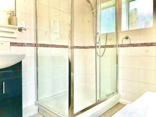 Cheerful 3 Bedroom Home With Free Parking