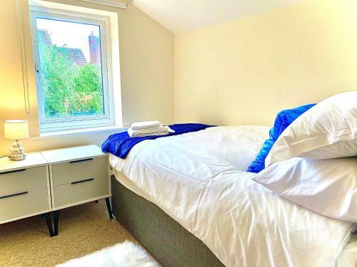 Cheerful 3 Bedroom Home With Free Parking