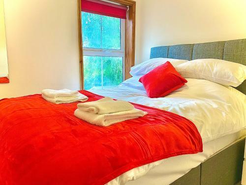 Cheerful 3 Bedroom Home With Free Parking