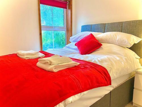 Cheerful 3 Bedroom Home With Free Parking