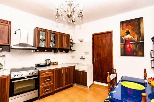 Villa Yiuli, Spacious And Colourful!