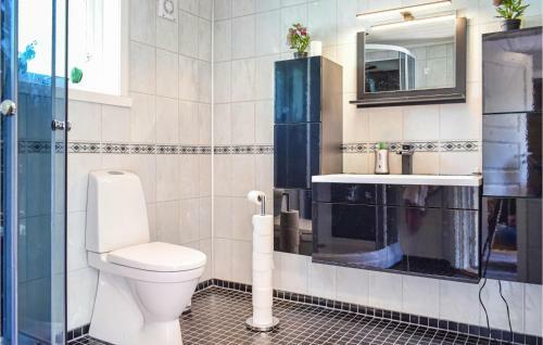 Nice Home In Brandasund With Wifi And 5 Bedrooms