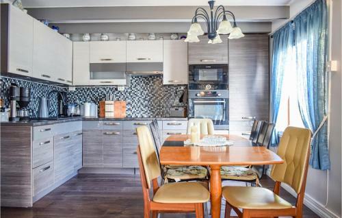 Nice Home In Brandasund With Wifi And 5 Bedrooms