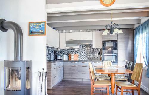 Nice Home In Brandasund With Wifi And 5 Bedrooms