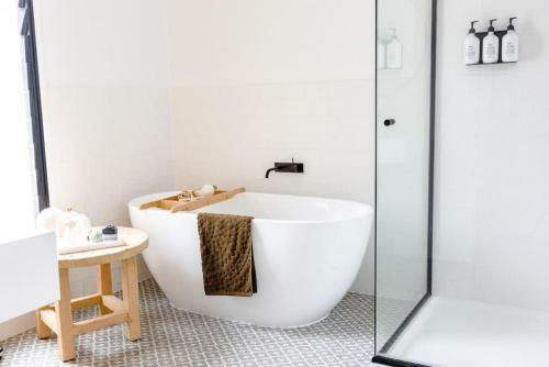 Berrima Luxe - Noosa Hill Home - Heated Spa Pool