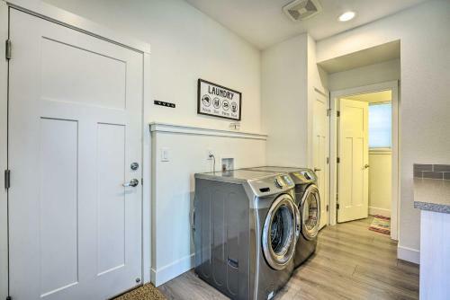 Spacious Old Town North Home With Rooftop Deck!