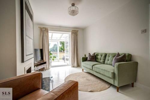 Two Bed Cottage Near Oxford With River View