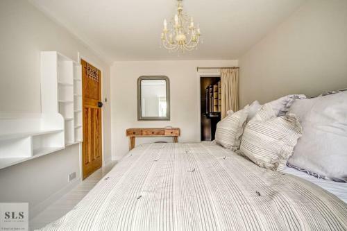 Two Bed Cottage Near Oxford With River View