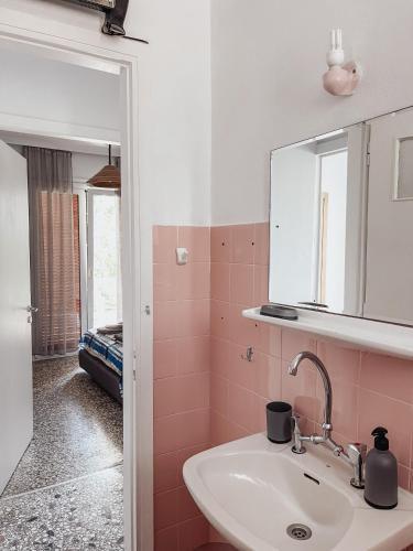 Wait 'n Sea (central Apartment In Porto Rafti)