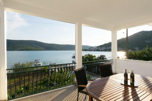 Apartment M First Row To The Sea
