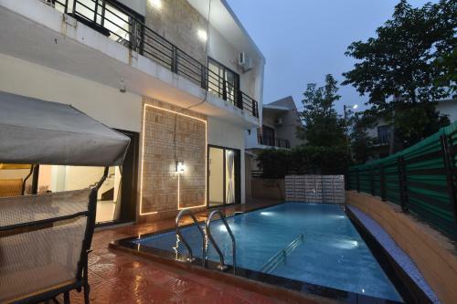 Kiyansh Villa