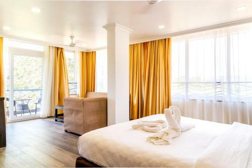 Hotel Candolim Suites