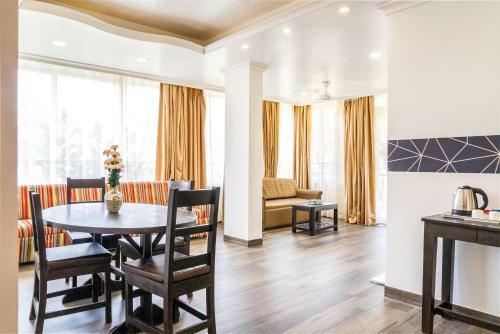 Hotel Candolim Suites