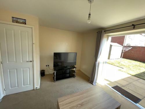 3-bedroom Detached Villa, Backyard, Free Parking