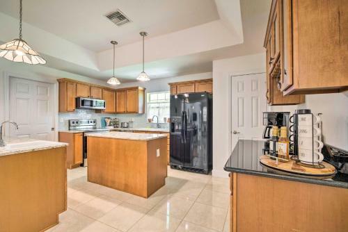 Peaceful Home With Yard, Walk To Rainbow River!