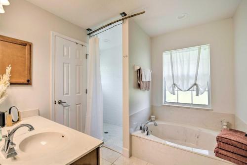 Peaceful Home With Yard, Walk To Rainbow River!