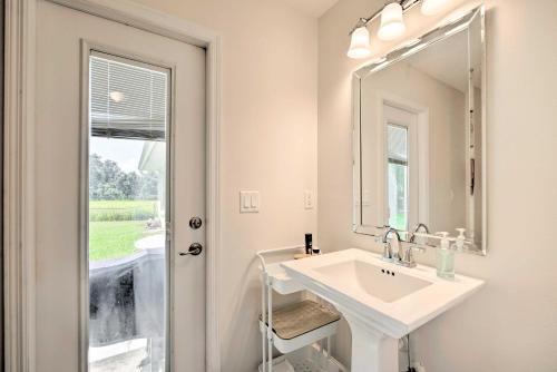 Peaceful Home With Yard, Walk To Rainbow River!