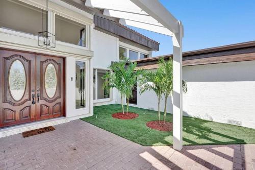 Gorgeous 6 Br Home W Heated Pool & Golf View