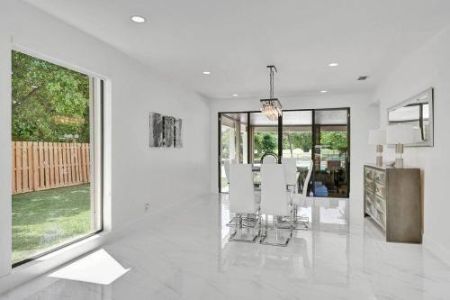 Gorgeous 6 Br Home W Heated Pool & Golf View