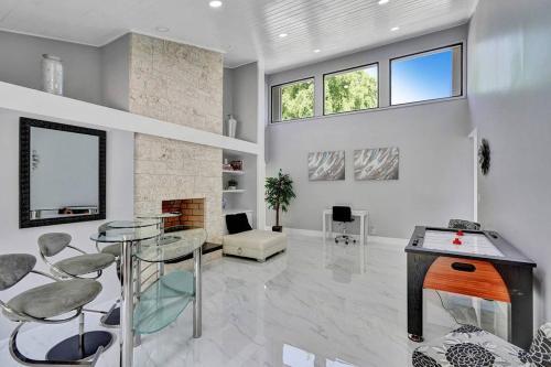 Gorgeous 6 Br Home W Heated Pool & Golf View