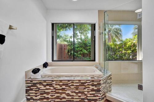 Gorgeous 6 Br Home W Heated Pool & Golf View