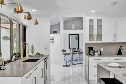 Gorgeous 6 Br Home W Heated Pool & Golf View