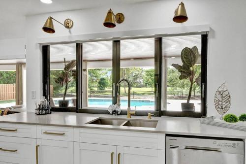 Gorgeous 6 Br Home W Heated Pool & Golf View
