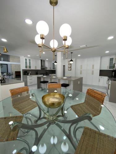 Gorgeous 6 Br Home W Heated Pool & Golf View