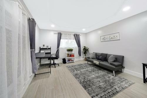 3 Bedroom Home In Quiet Neighborhood With Office