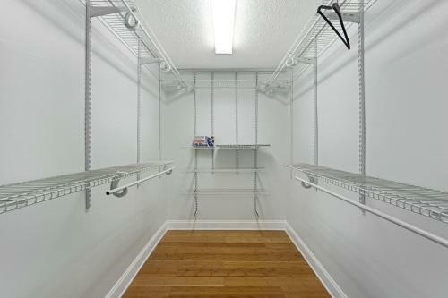 3 Bedroom Home In Quiet Neighborhood With Office
