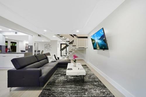 3 Bedroom Home In Quiet Neighborhood With Office
