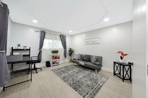 3 Bedroom Home In Quiet Neighborhood With Office