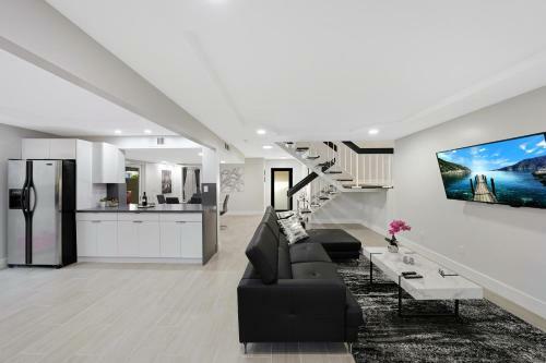 3 Bedroom Home In Quiet Neighborhood With Office