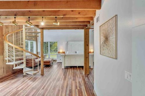 Villa Rare Hidden Getaway Heated Pool 1.5 Acres! Sleeps 16