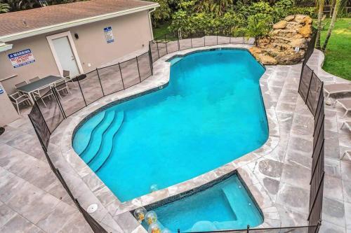 Villa Rare Hidden Getaway Heated Pool 1.5 Acres! Sleeps 16