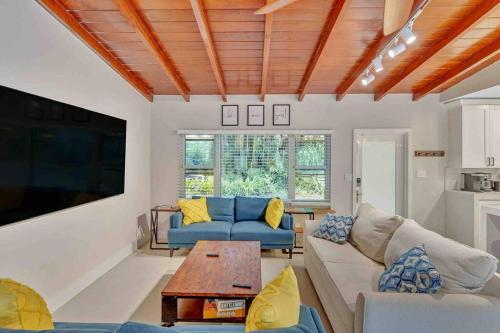 Villa Rare Hidden Getaway Heated Pool 1.5 Acres! Sleeps 16