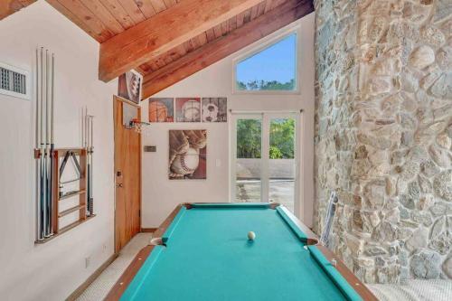 Villa Rare Hidden Getaway Heated Pool 1.5 Acres! Sleeps 16