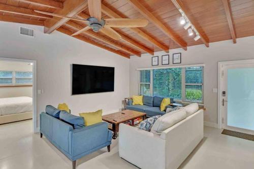 Villa Rare Hidden Getaway Heated Pool 1.5 Acres! Sleeps 16