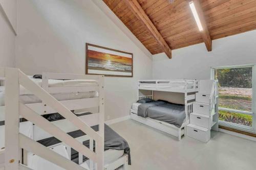 Villa Rare Hidden Getaway Heated Pool 1.5 Acres! Sleeps 16