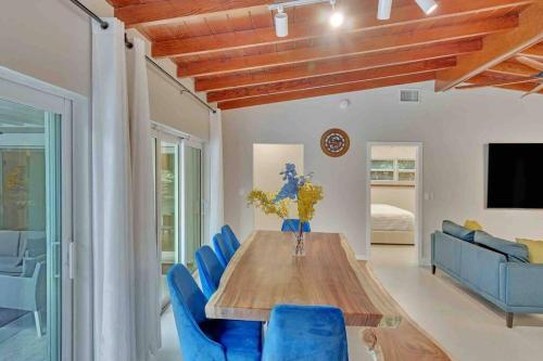 Villa Rare Hidden Getaway Heated Pool 1.5 Acres! Sleeps 16