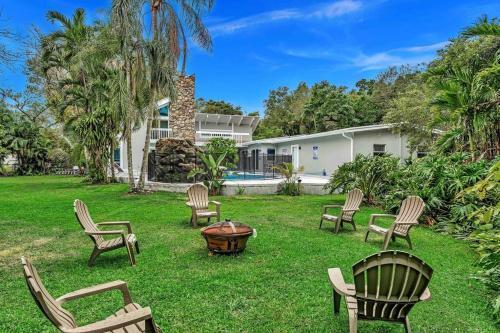 Villa Rare Hidden Getaway Heated Pool 1.5 Acres! Sleeps 16