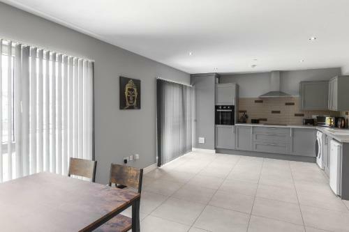 Spacious And Modern Mountain View Apartment