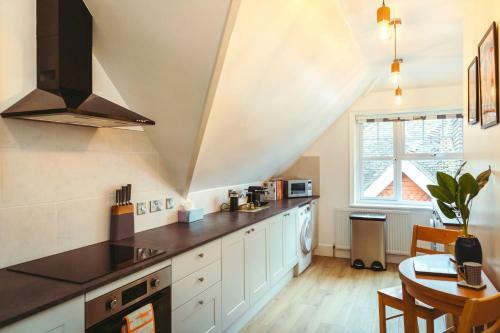 Apartamento Saffrons Sunset - Central, Chic 2nd Floor Flat