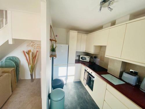Coastal 2 Bedroom Maisonette With Parking