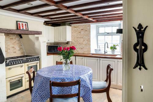 The Old Post Office - Spacious 4 Bed House!