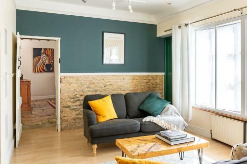 The Old Post Office - Spacious 4 Bed House!