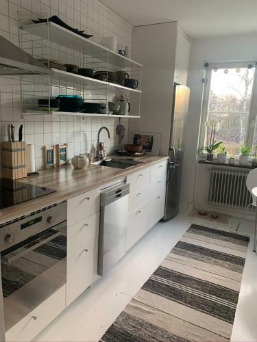 Centralt Bel�get Rum Med Fr�sch Interi�r