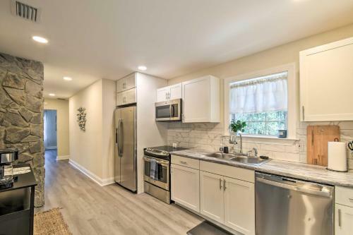 Waterfront Middleburg Getaway With Fire Pit!