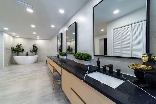 Island Dream Villa Bay Front 4bdr 3ba