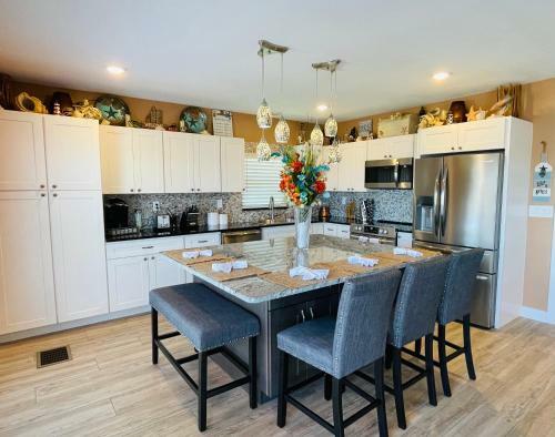 Stylish Intercoastal Blue Bungalow Close To Beach